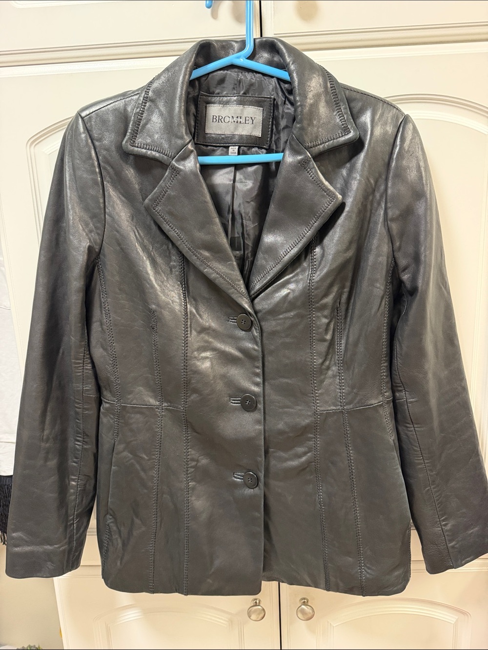 Ladies size MEDIUM Bromley Collection 100% leather black jacket. 3 button front